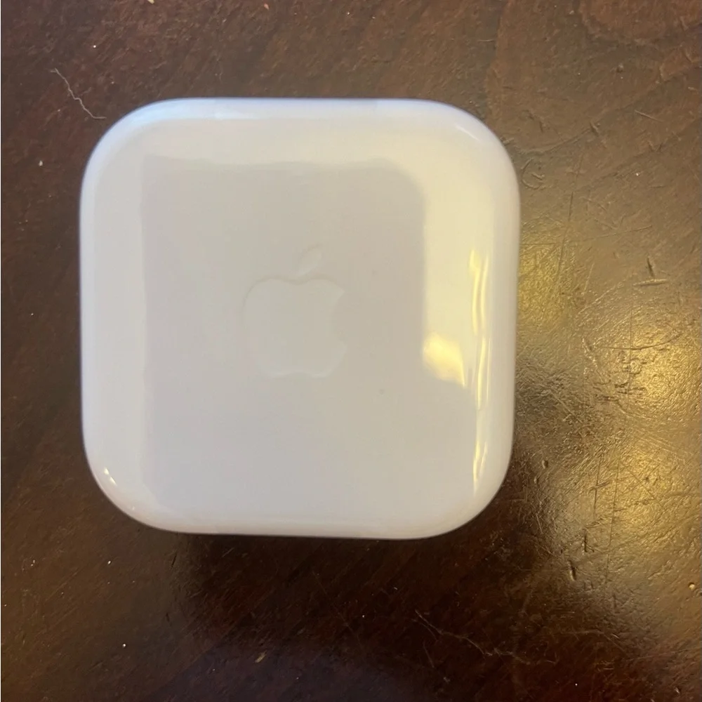 Apple White Earbud Headphones With Wire Plug